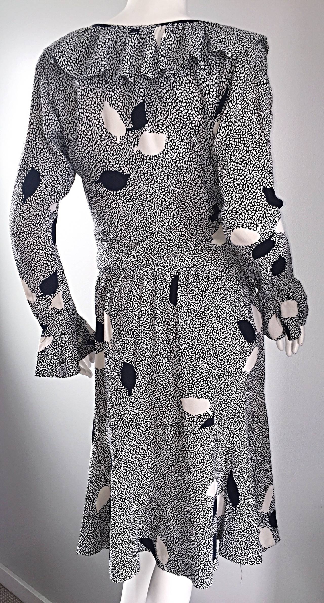 Noir Yves Saint Laurent - Robe et ceinture « Rive Gauche » à feuilles noires et blanches, années 1980 en vente