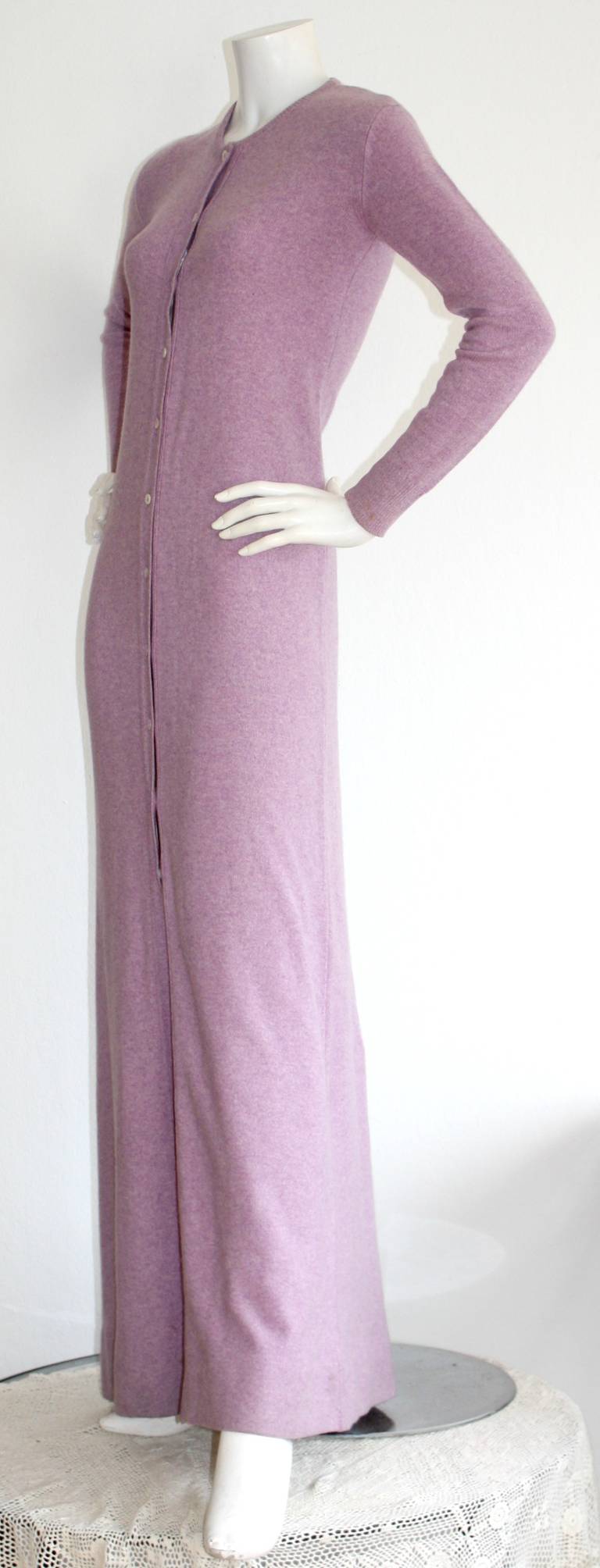 A truly magnificent vintage Halston piece! This dress is 100% cashmere, and just feels so luxurious! Beautiful lilac purple color. Looks great layered, or with a belt, too. Can easily be dressed up or down. In great condition. Approximately Size