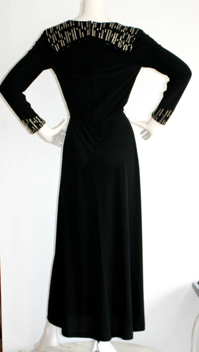 Schwarzwell Maßgefertigtes Vintage-Kleid mit Strasssteinen und Juwelen im Angebot 1