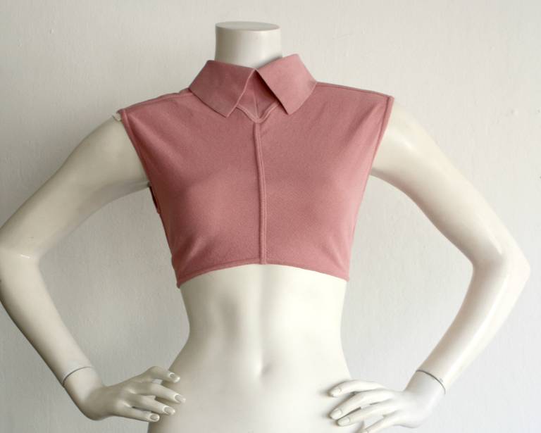 Brand new w/ tags vintage pink crop top. Buttons up the back for a sexy, yet demure look. Chic French collar. In great condition. Marked size Medium, but will also fit a Small. Lots of stretch in this beauty.

Measurements:

32-38 inch