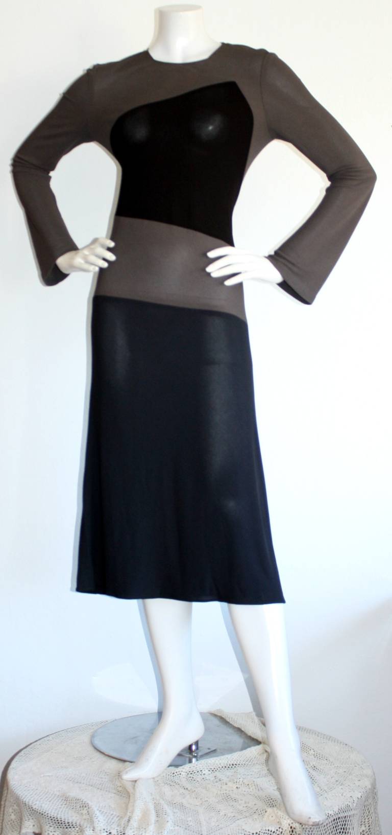 Wonderful vintage Calvin Klein Collection dress! Chic color-blocking, with grey, taupe and black. Slight flared sleeves. In great condition. Approximately Size Small-Medium (has some stretch)

Measurements:
34-38 inch bust
28-32 inch