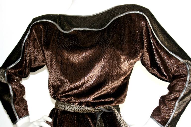 Robe léopard vintage Geoffrey Beene en velours de soie avec ceinture à pompons en vente 1