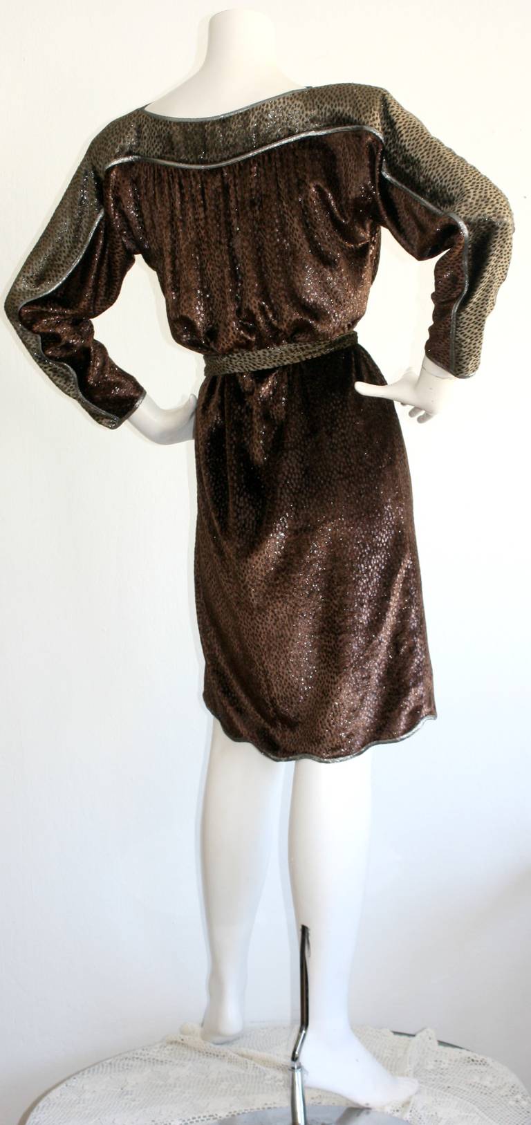 Robe léopard vintage Geoffrey Beene en velours de soie avec ceinture à pompons Pour femmes en vente