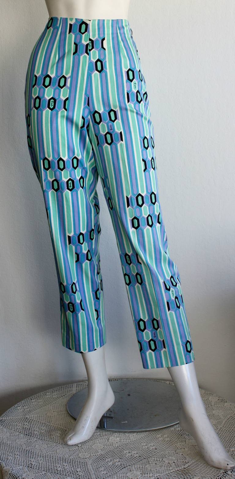 Beautiful blue, green and purple vintage Emilio Pucci cropped pants. Very figure flattering, with signature 1960s high waisted hourglass shape! Signed Pucci throughout. 100% cotton. In great condition. Approximately Size Small

Measurements:
26