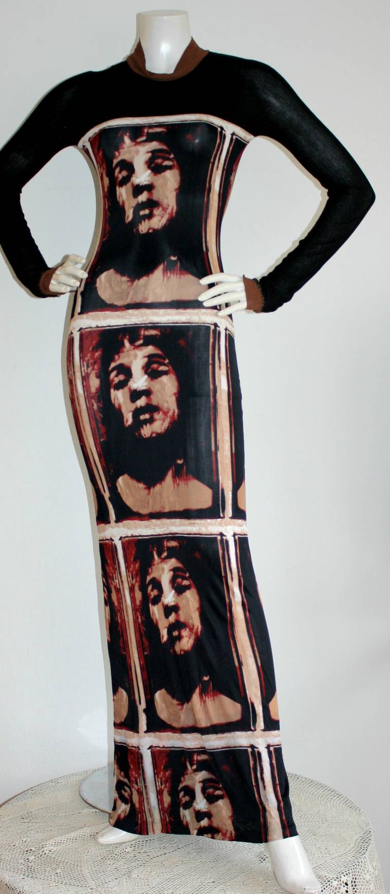 Amazing vintage Gaultier dress. Features face print on front, sides, and back. Long sleeves, with chic cut-out at cuff. Incredible fit, with amazing detail. In great condition. Approximately Size Small.

Measurements: (Lots of stretch)
34-40 inch