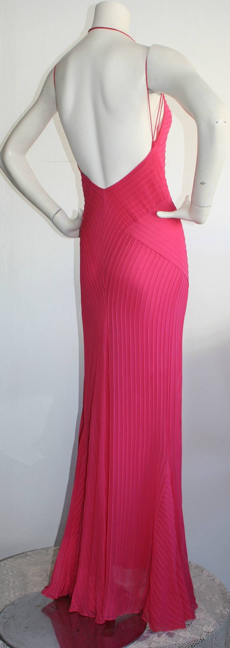 Incredible vintage Ralph Lauren hot pink silk chiffon gown! Features three spaghetti straps that form a criss-cross effect. Flattering lines. Fully lined. In great condition. Marked Size 2

Measurements:
32 inch bust
28 inch waist
38 inch