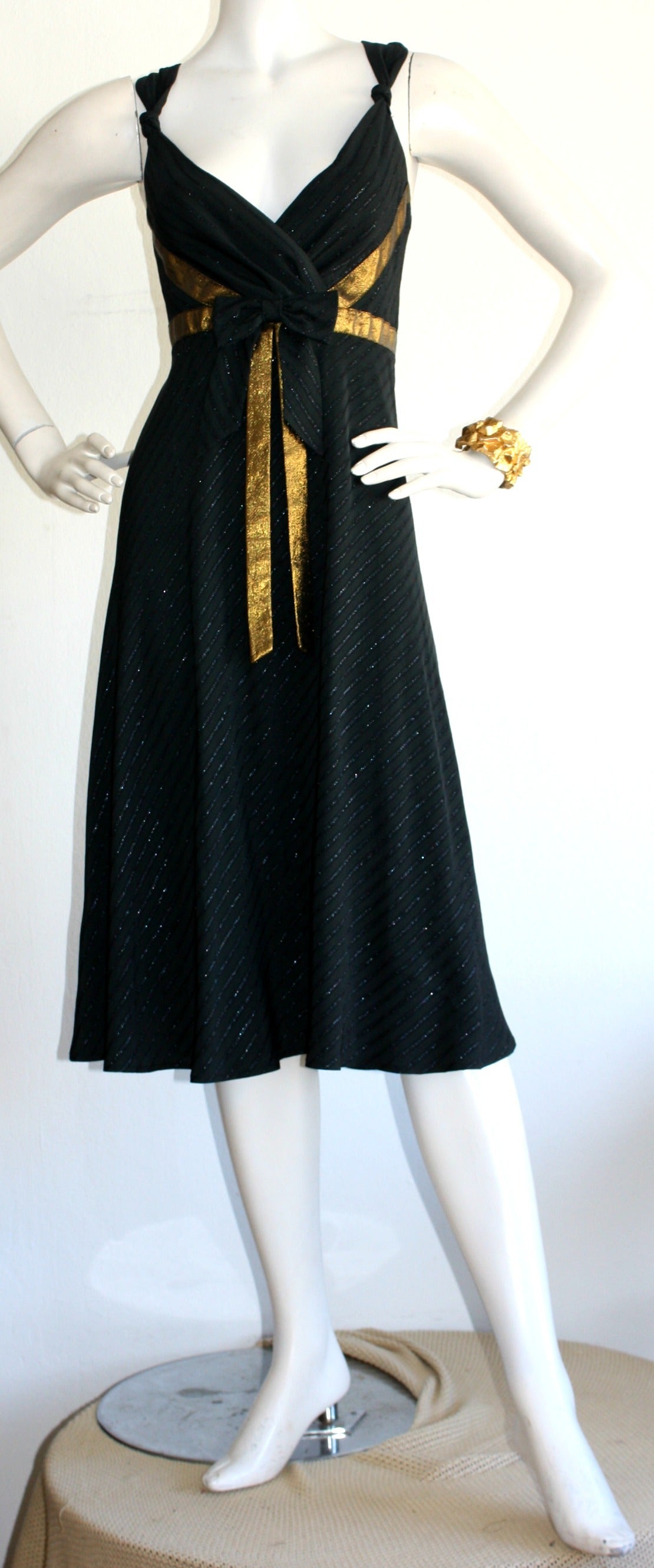Shine at any holiday party this metallic Marc Jacobs Runway dress! Features black metallic criss-cross stripes on black silk. Chic gold/bronze bow at waist. In great condition. Size 8

Measurements:
38-40 inch bust
30 inch waist
Free Hips
45