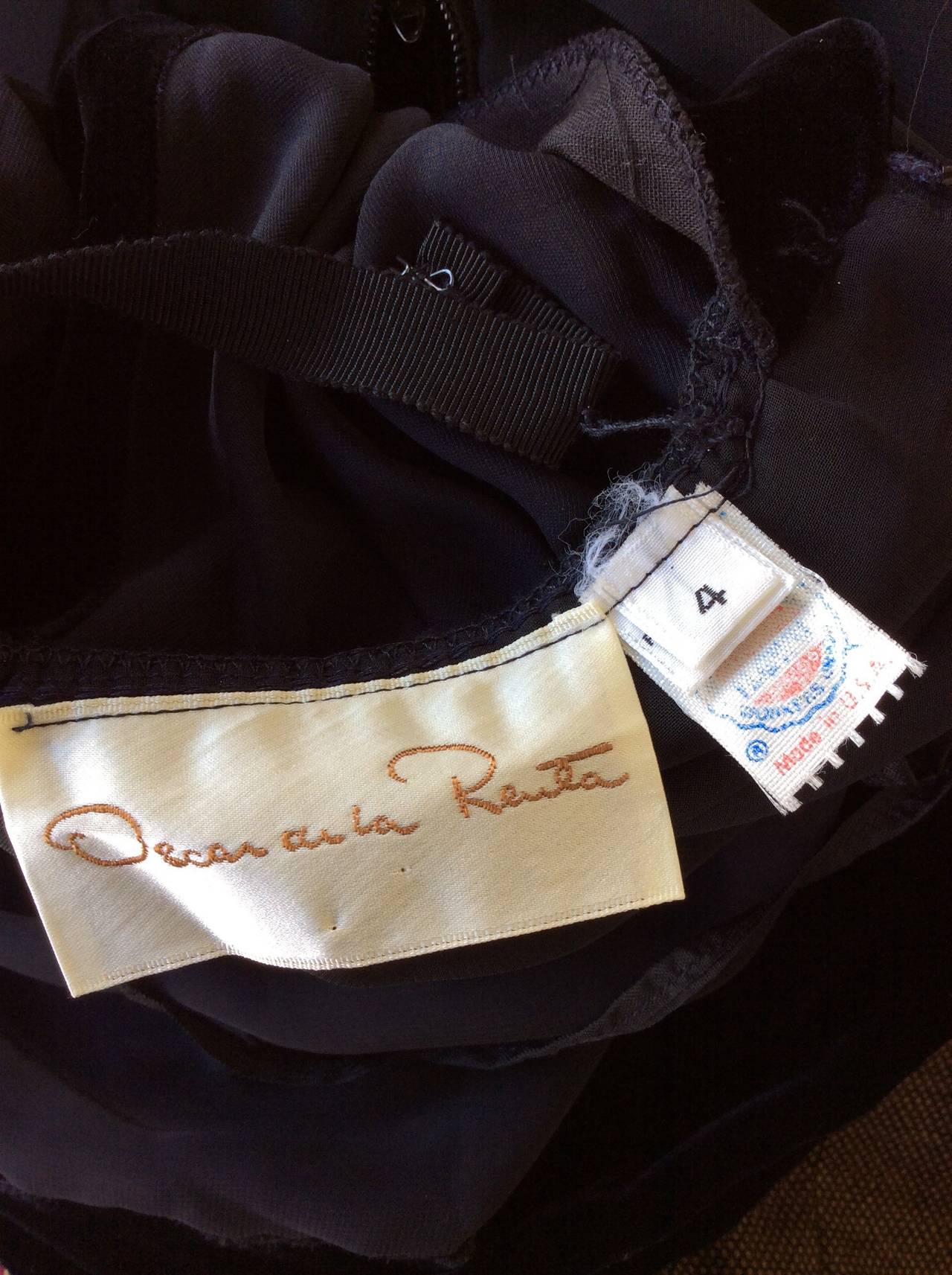 Vestido vintage de terciopelo negro de manga globo Oscar De La Renta en venta 2