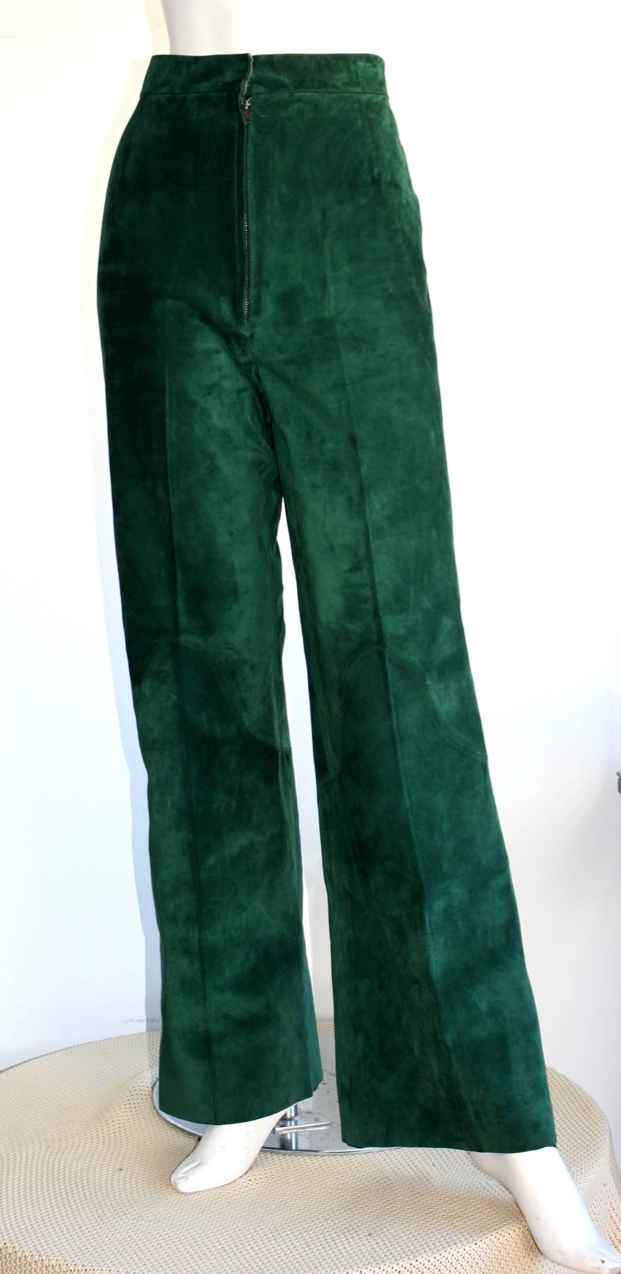 Super rare vintage Gucci 1970s Suede/Leather green bell bottom trousers! Fully lined. In great condition. Size 26 inch waist

Measurements:
26 inch waist
36 inch hips
14 inch rise
31 inch inseam