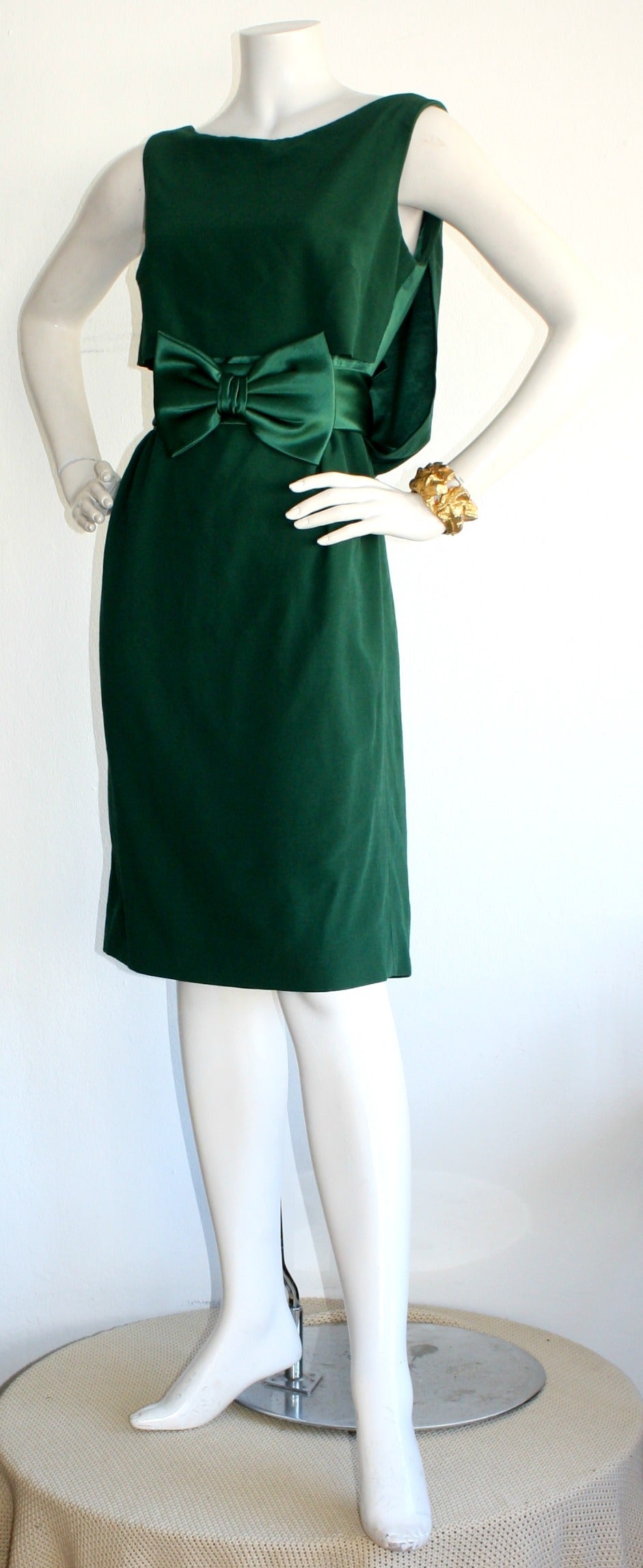 Gorgeous Paola Quadretti Haute Couture green silk dress, with detachable bow belt. Hand-Sewn. Retailed for $4,000. In great condition. Fully lined. Approximately Size Medium 

Measurements:
38 inch bust
30 inch bust
42 inch hips 
39 inches