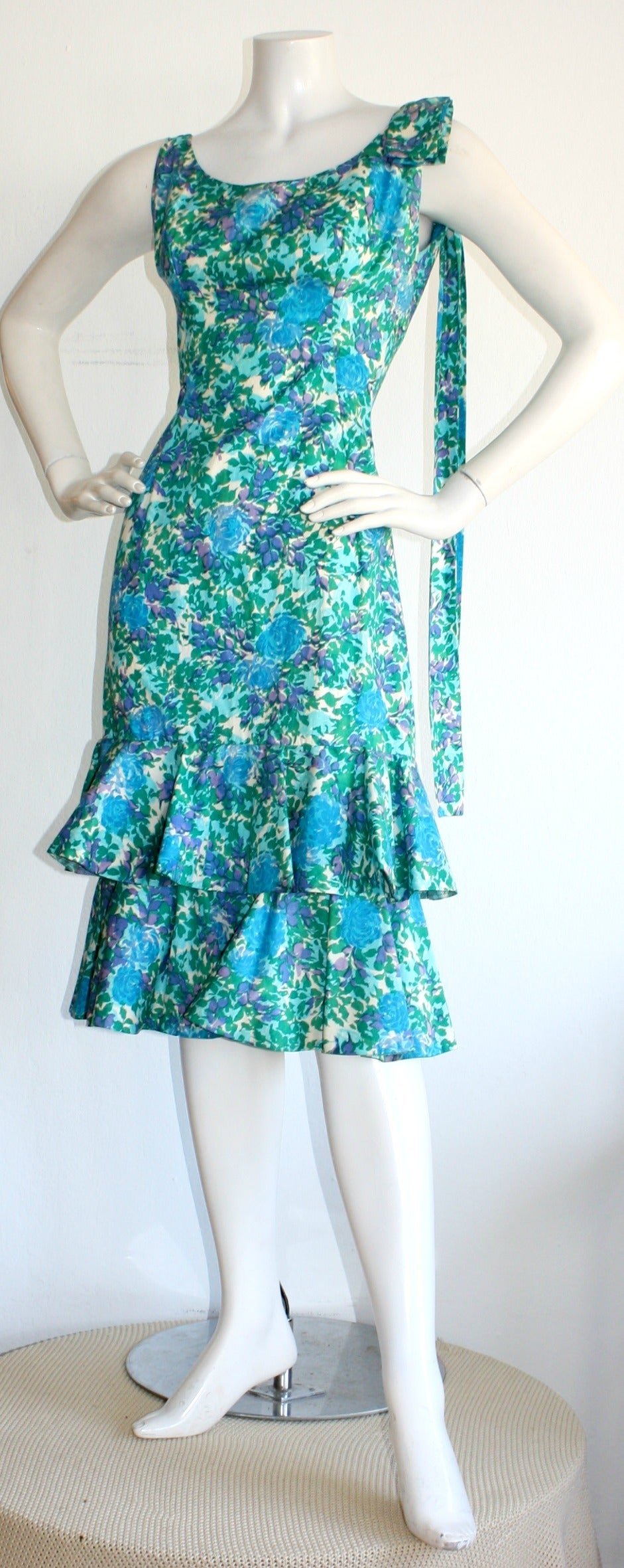Stunning vintage bombshell 1950s Neiman Marcus peplum dress!!! Vibrant blue and green watercolor print. Peplum lined with crinoline. In great condition. Approximately Size Small - Small Medium

Measurements:
34- 36 inch bust
26 inch waist
36 inch