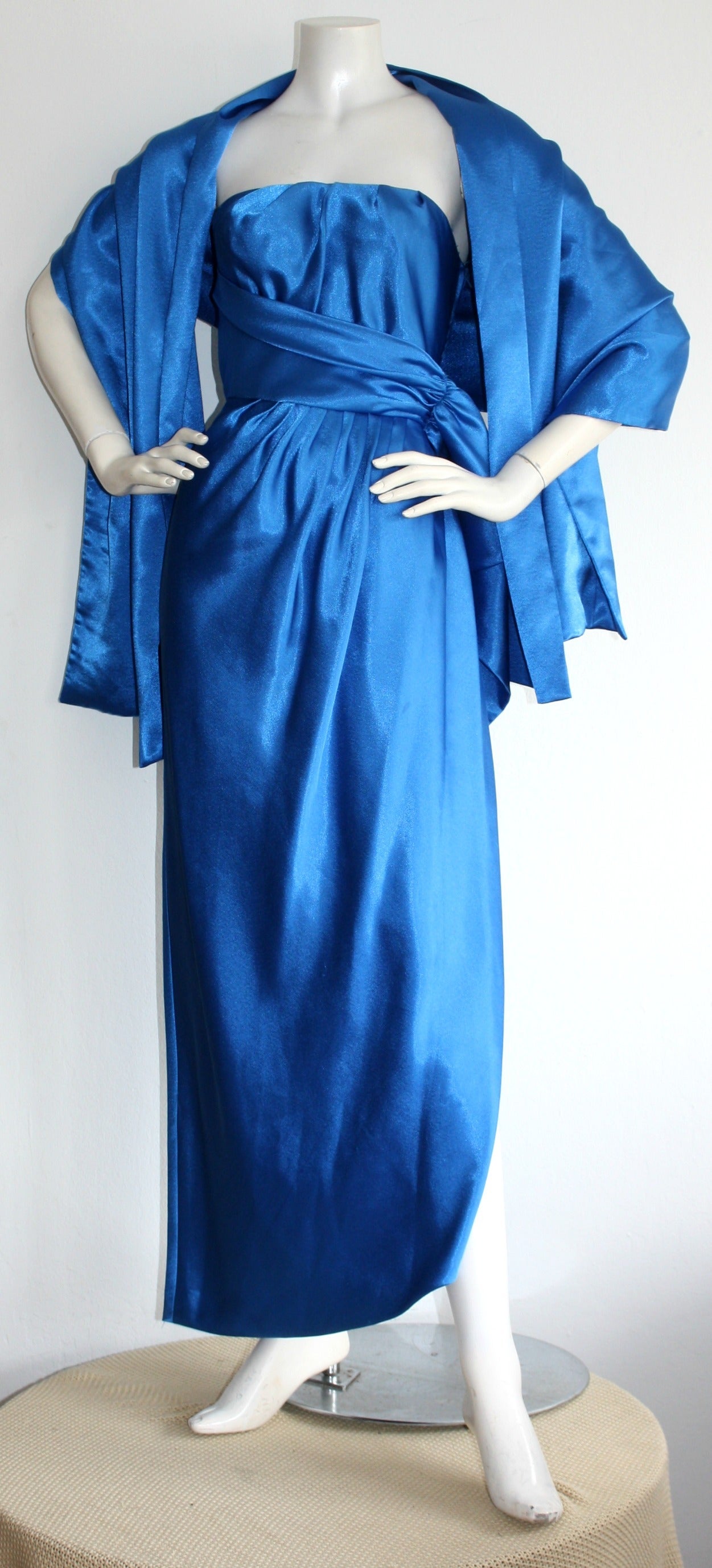 Bleu Magnifique robe et châle grecs en soie bleue vintage Frank Usher Neiman Marcus en vente