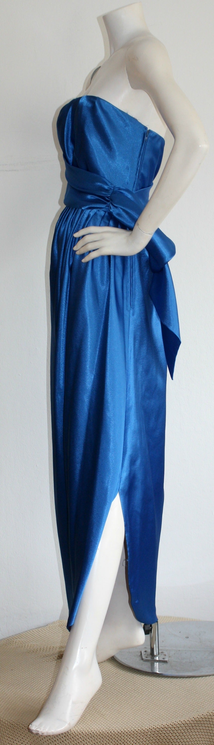 Superbe robe vintage Frank Usher pour Neiman Marcus ! Tant de détails ont été mis dans cette belle création ! Remarquable couleur bleue, sur la plus luxueuse des soies. Il se drape aux bons endroits, avec une ceinture attachée à la taille. Ourlet en