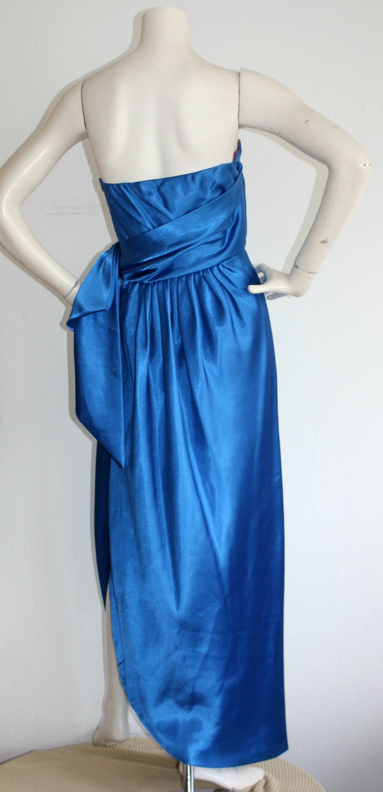 De las mujeres Precioso vestido y chal griegos de seda azul vintage Frank Usher Neiman Marcus en venta