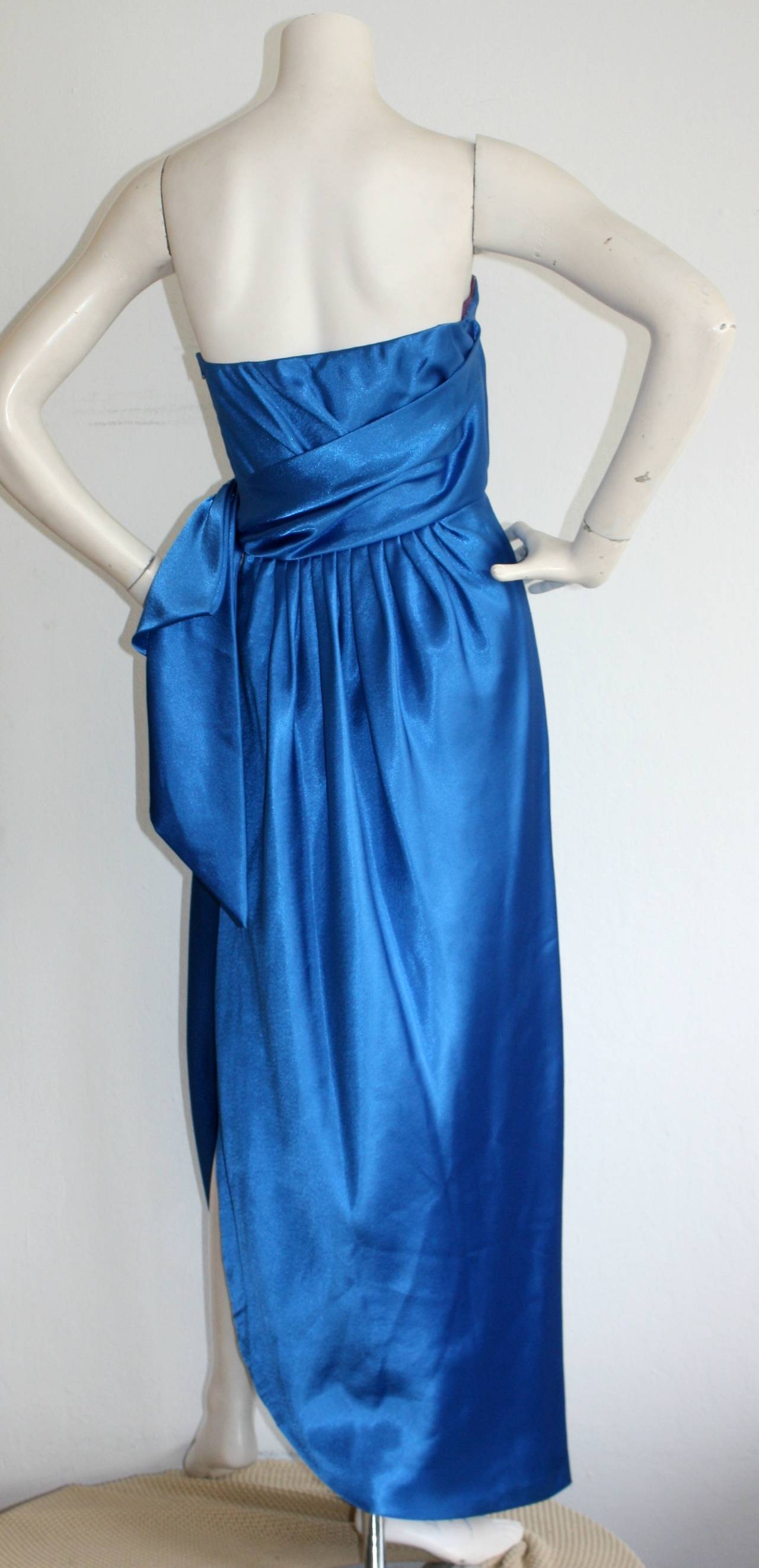 Magnifique robe et châle grecs en soie bleue vintage Frank Usher Neiman Marcus Pour femmes en vente