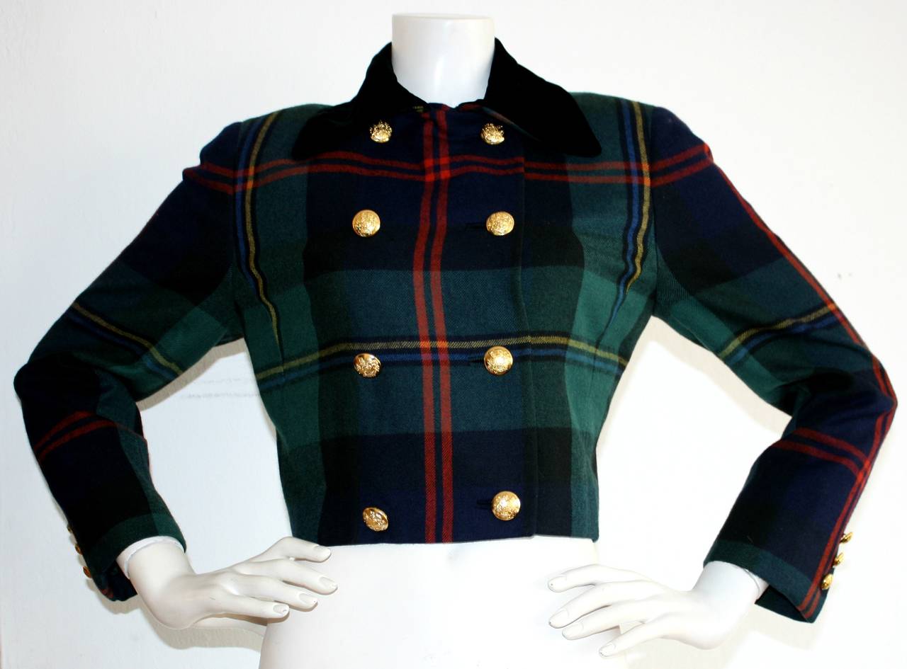 Chic vintage Ralph Lauren "Purple Label" tartan plaid double breasted cropped blazer! Features signature plaid, with functional gold buttons down the bodice. Black velvet collar Full lined. Easy to wear, and can be easily transitioned from