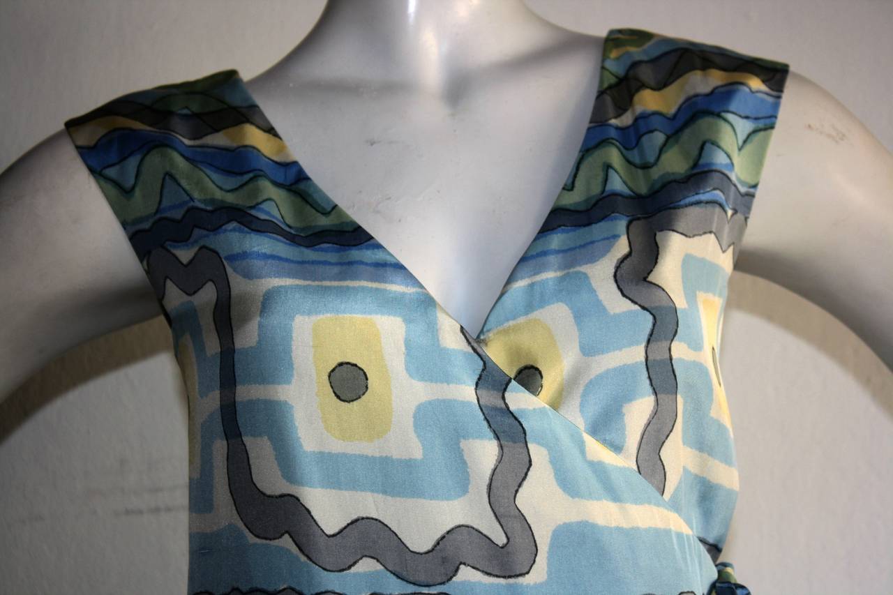 Gris RARE 1967 Vintage B.H. Wragge Mod - Robe portefeuille psychédélique en soie en vente