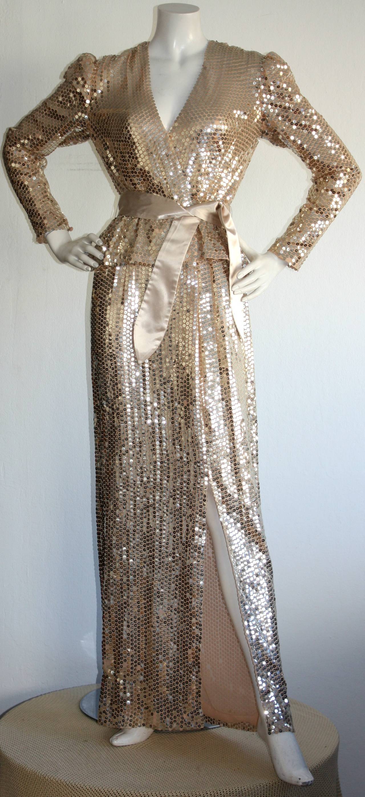 Incredible vintage Estevez gold/champagne fully sequin gown. Original champagne silk sash/belt. Hook-and-eye at bust. Fully lined. In great condition. Approximately Size 4-6

Measurements:
38 inch bust
28 inch waist
40 inch hips
60 inches from
