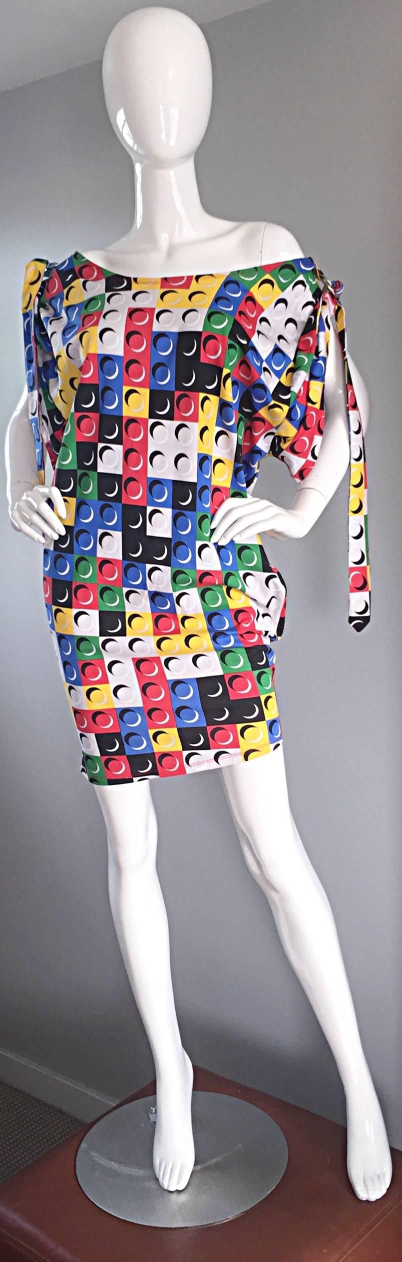 Super seltenes Vintage JEAN CHARLES DE CASTELBAJAC 'Lego' bedrucktes Baumwolltunikakleid! Lebendige Farben von blau:: gelb:: rot:: grün:: weiß und schwarz:: die einen 3-D-Effekt bilden:: der Legos darstellt! Riemen und Schnallen an jeder Schulter