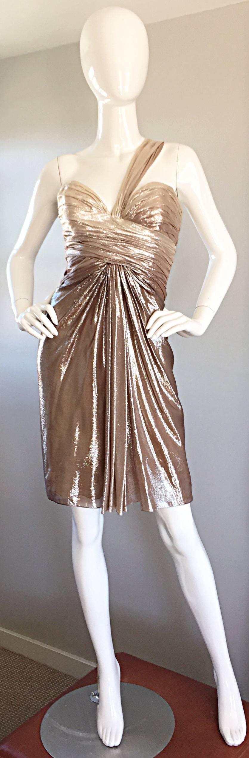 ¡Precioso vestido Grecian de un hombro en seda dorada metalizada ombre a estrenar de PAMELLA ROLAND! Presenta un corpiño dorado claro, que se desvanece gradualmente en una falda dorada auténtica. Favorecedores pliegues y frunces en toda la prenda,