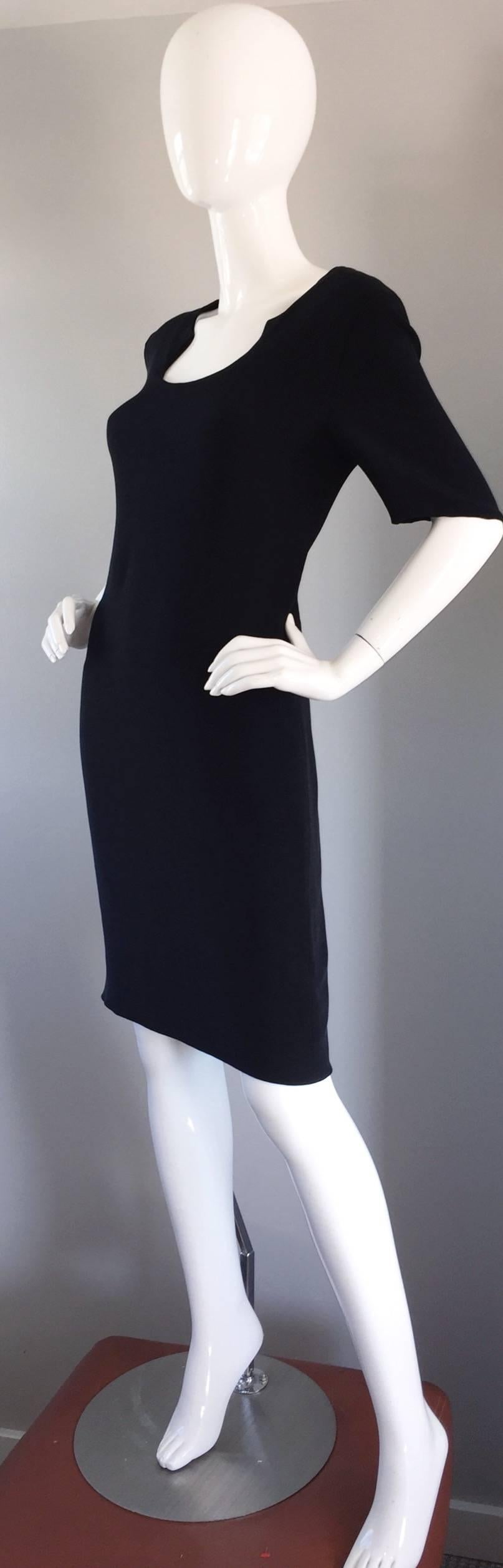 Vintage Bill Blass Size 12 Scoop Neck Perfect Little Black Jersey Dress LBD In Excellent Condition For Sale In San Diego, CA