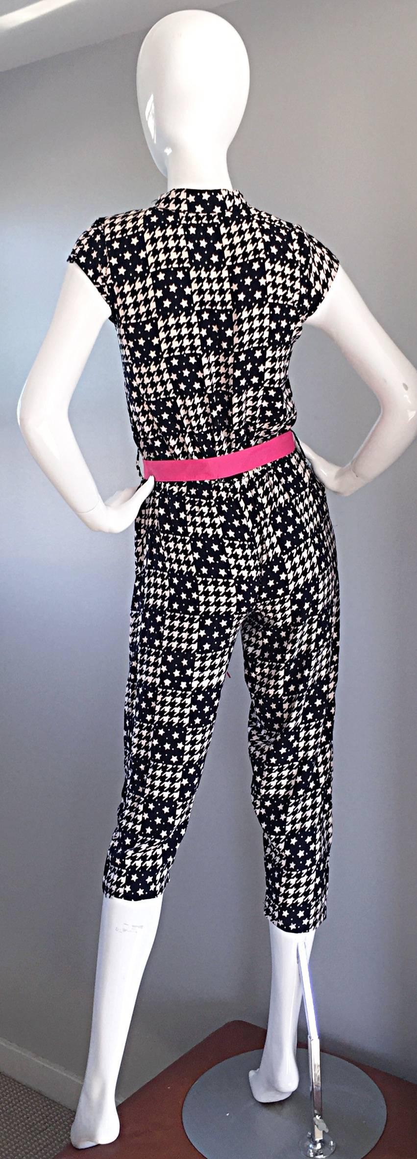 Außergewöhnlicher Vintage 80er Jahre Jumpsuit mit Hahnentritt und Sternendruck in Marineweiß mit rosa Gürtel im Angebot 2