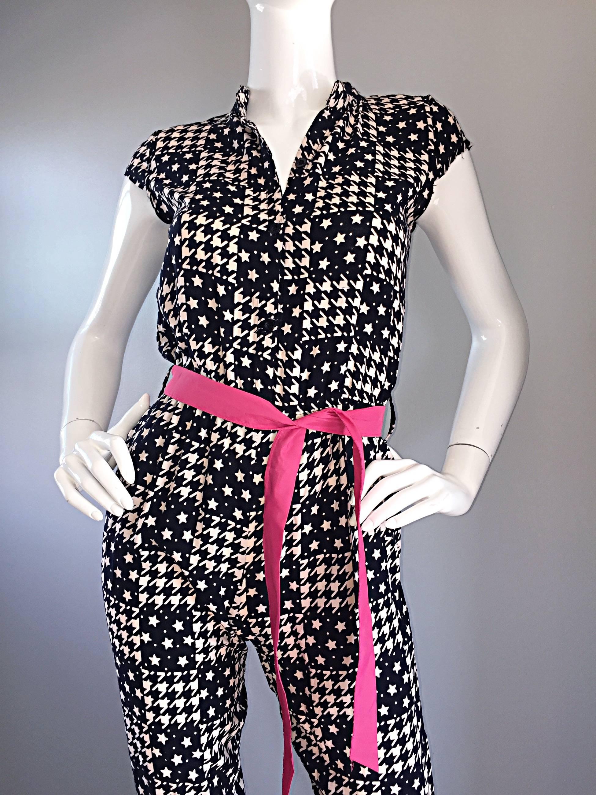 Außergewöhnlicher Vintage 80er Jahre Jumpsuit mit Hahnentritt und Sternendruck in Marineweiß mit rosa Gürtel im Zustand „Hervorragend“ im Angebot in San Diego, CA