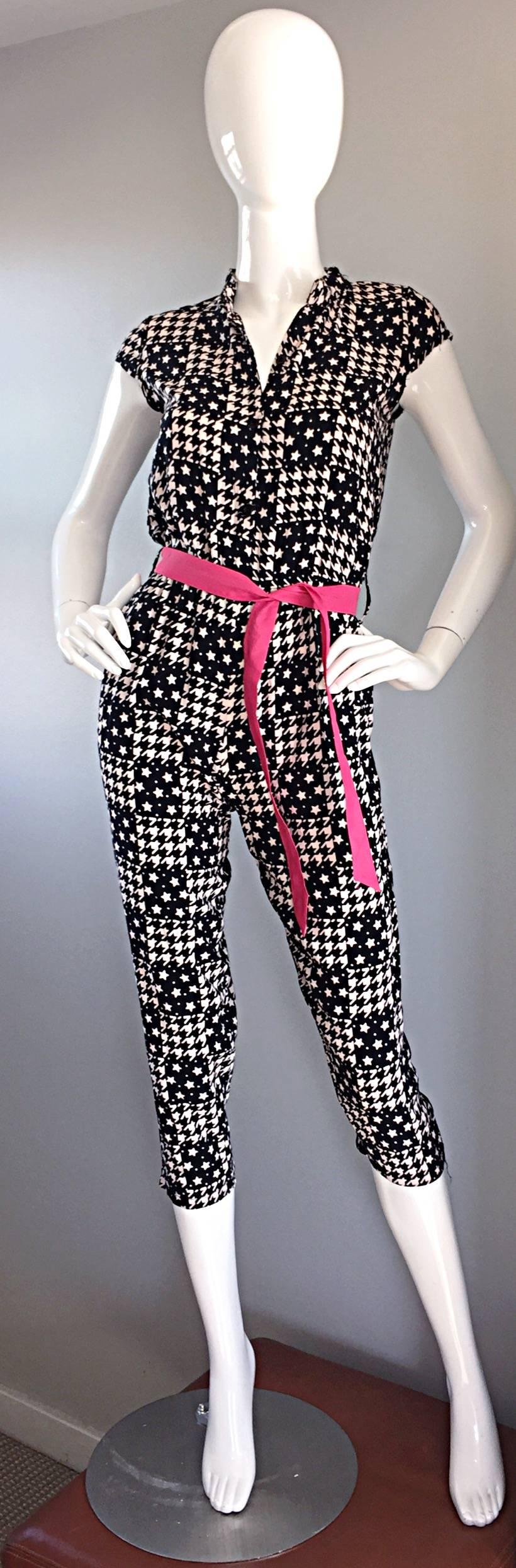 Außergewöhnlicher Vintage 80er Jahre Jumpsuit mit Hahnentritt und Sternendruck in Marineweiß mit rosa Gürtel im Angebot 1