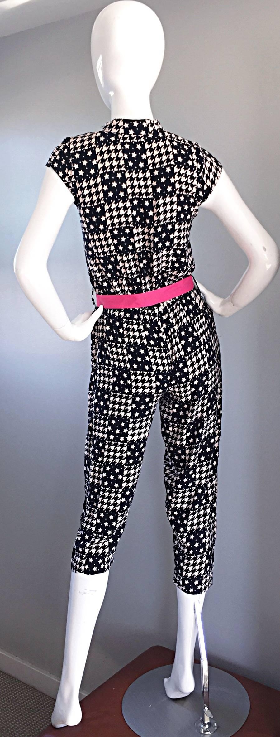 Außergewöhnlicher Vintage 80er Jahre Jumpsuit mit Hahnentritt und Sternendruck in Marineweiß mit rosa Gürtel (Schwarz) im Angebot