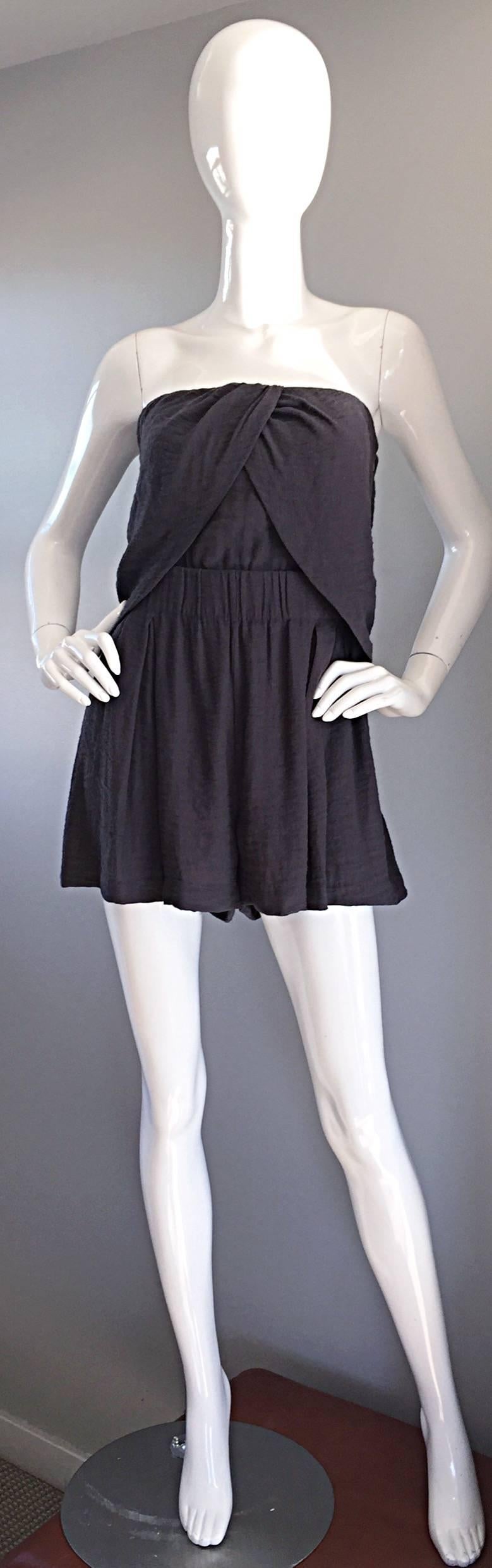 Adorable brand new ELIZABETH and JAMES charcoal gray draped strapless romper! Flattering drapes, with an elastic waistband at waist. Pockets at each hip. Full metal zipper up the side, with hook-and-eye closure. This playsuit can easily transition