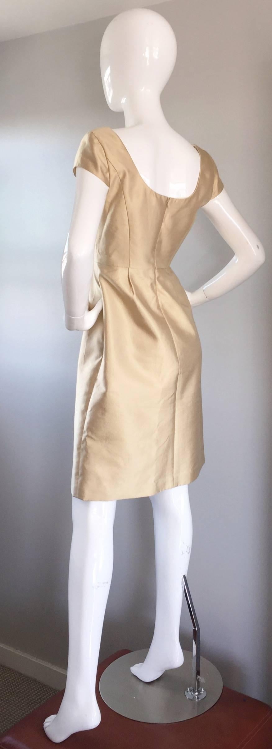 Or Badgley Mischka - Robe en soie ajustée et évasée en or clair de style des années 50, flatteuse en vente