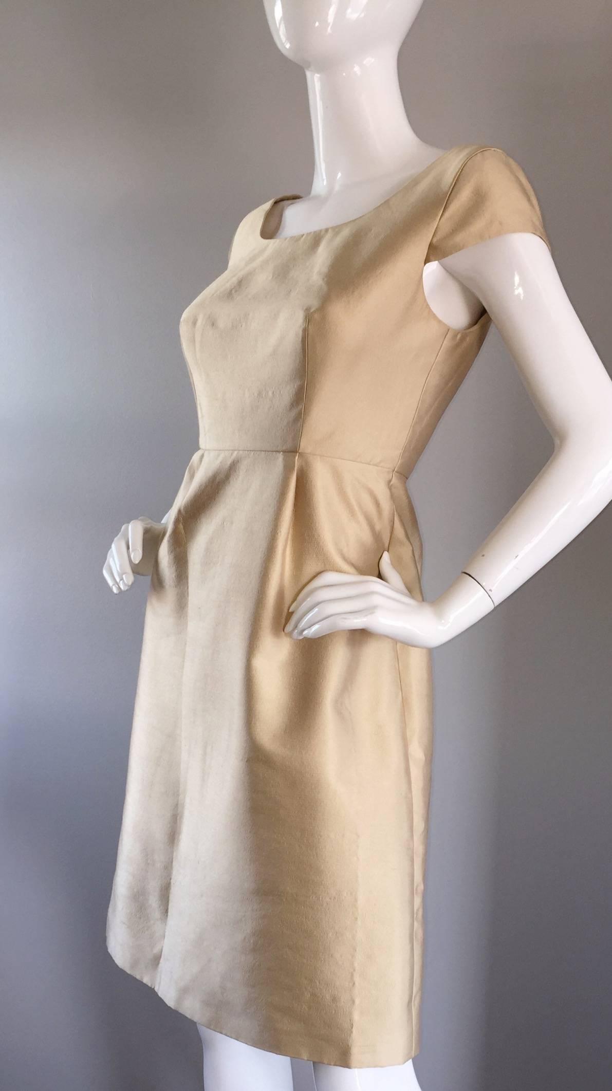 Badgley Mischka - Robe en soie ajustée et évasée en or clair de style des années 50, flatteuse Pour femmes en vente