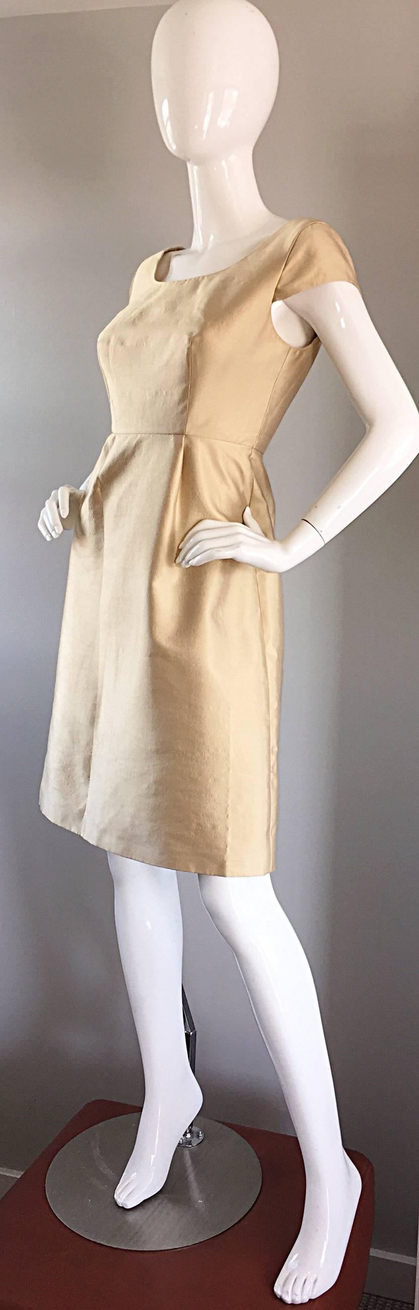 Badgley Mischka - Robe en soie ajustée et évasée en or clair de style des années 50, flatteuse Excellent état - En vente à San Diego, CA