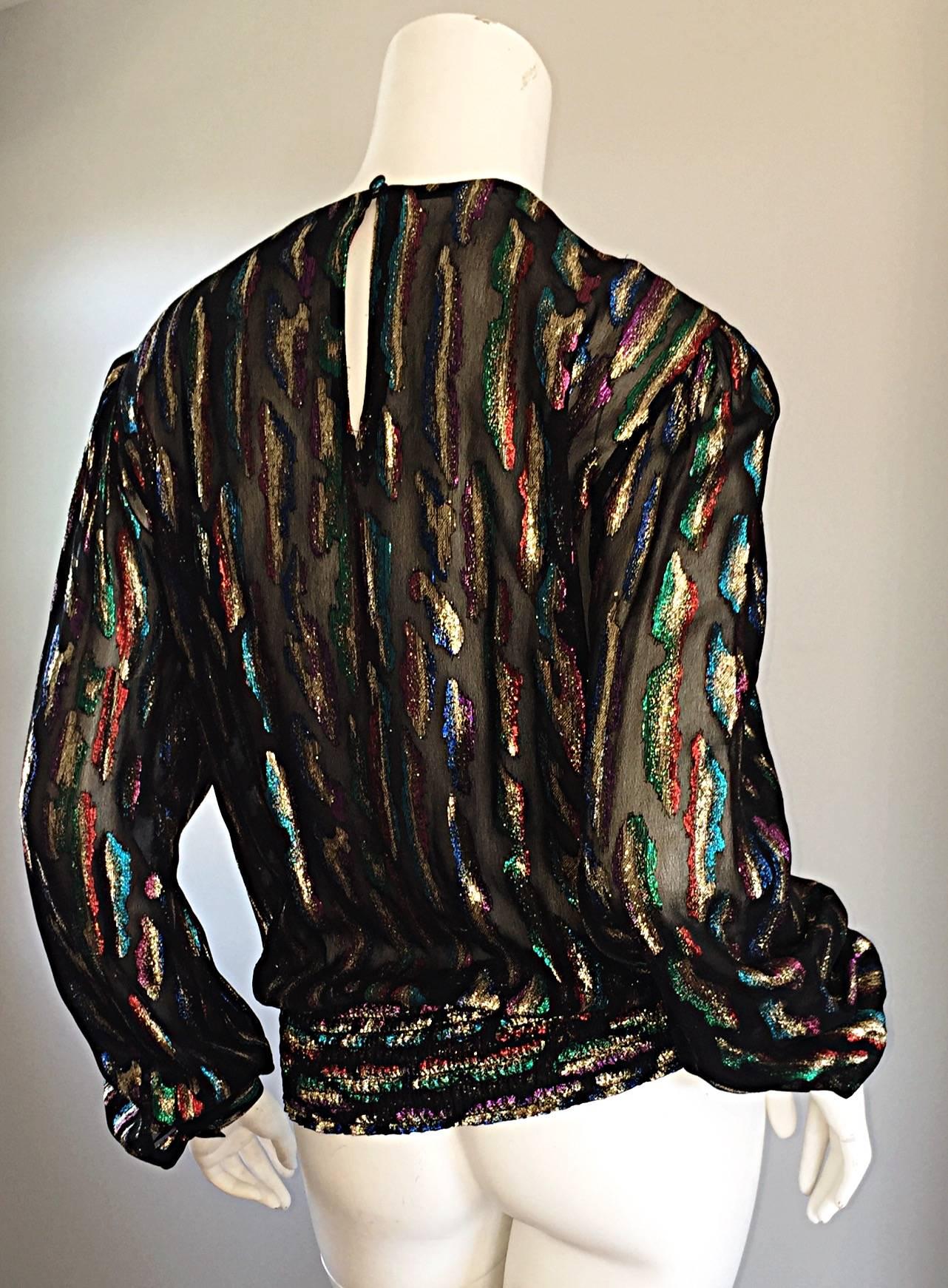 Noir Vintage William Williams Size 8 Semi Sheer Black Blouse Colorful Abstract Metallic en vente