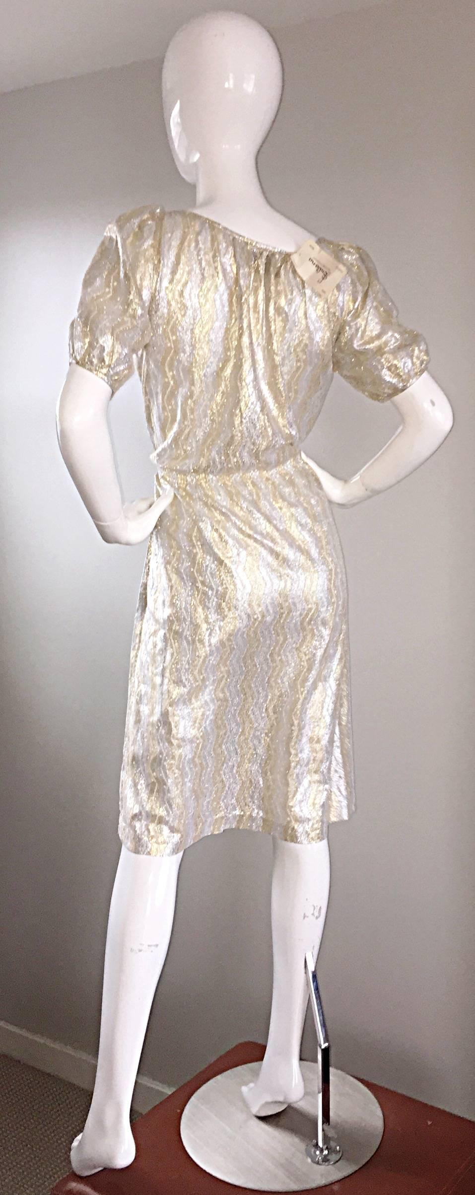 Sultana / Adini - Robe à manches courtes vintage en soie crochetée métallique argentée et dorée Pour femmes en vente