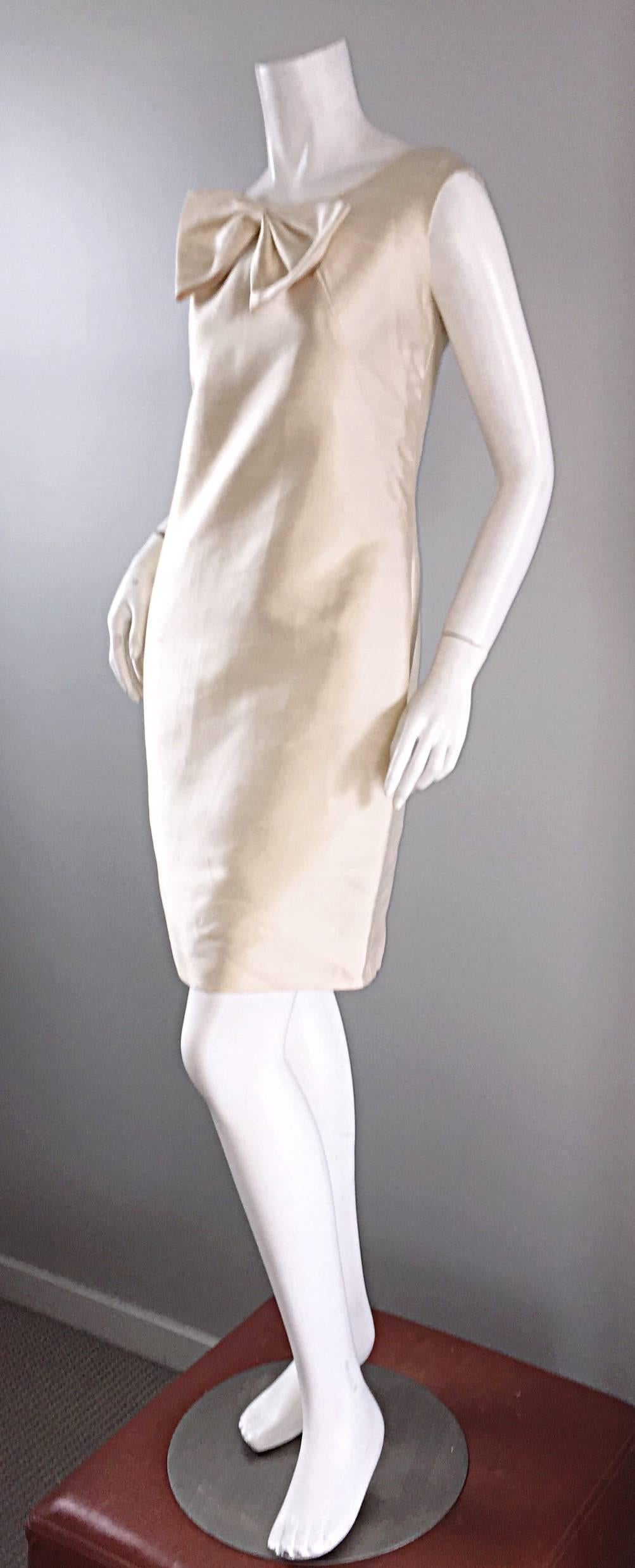Chic 1960s Ivory Off White Raw Silk Vintage Shift Dress w/ Oversized Bow Collar In Excellent Condition In San Diego, CA