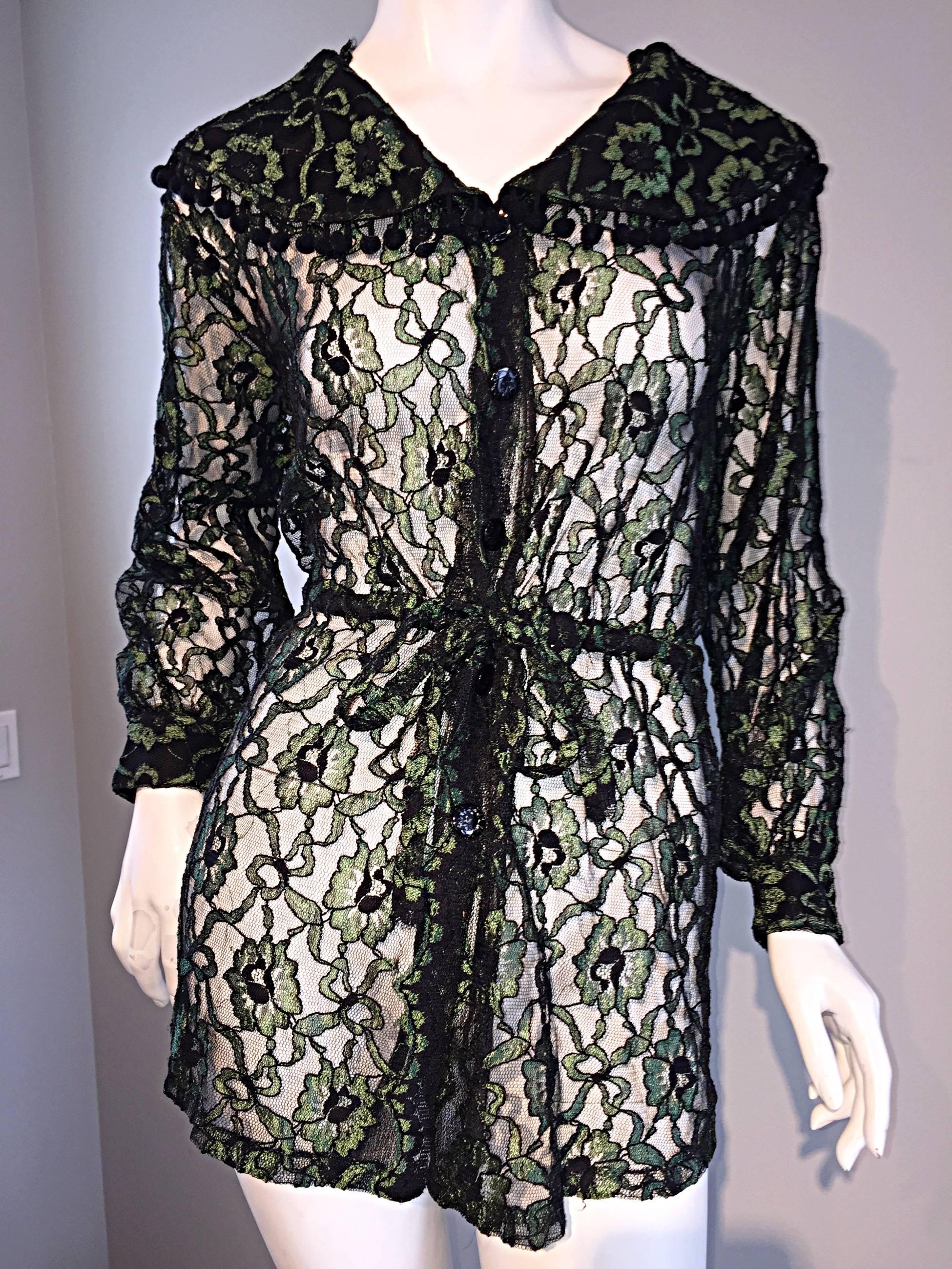 Beautiful 1930s Chantilly Lace Hunter Green + Black ' Pom Pom ' Vintage Blouse In Excellent Condition In San Diego, CA