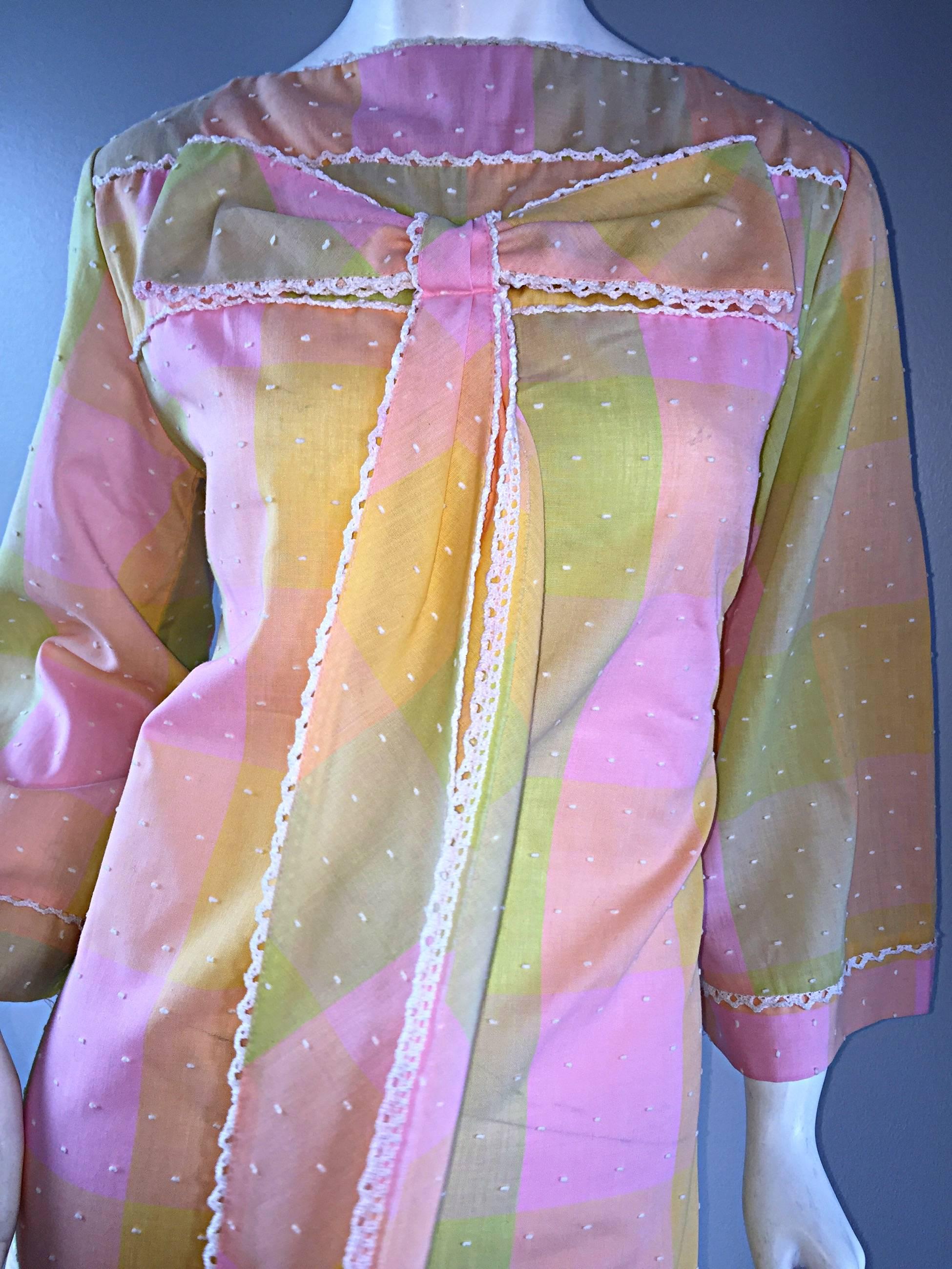 Robe à carreaux brodés des années 1960, rose pastel, avec nœud papillon et superbes manches cloche en vente 2