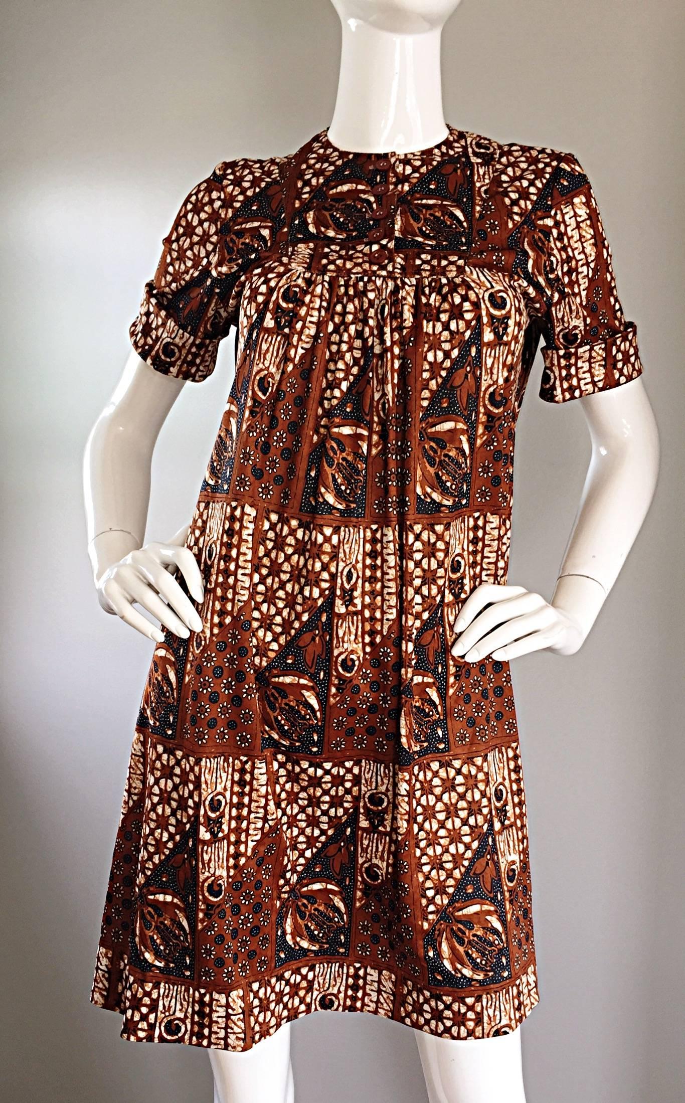 1960s Joseph Magnin Vintage Tribal Print Ethnic A - Line Trapeze Babydoll Dress In Excellent Condition For Sale In San Diego, CA