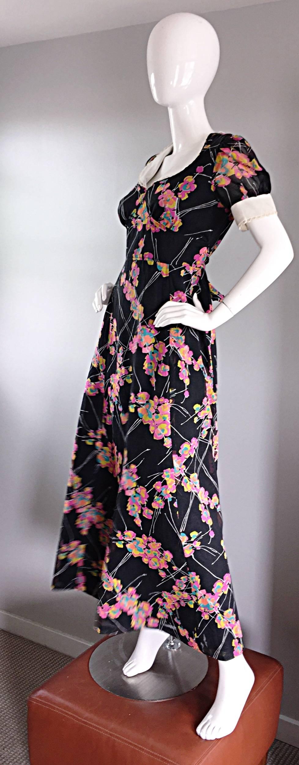 Noir Joseph Magnin, années 1970 - Robe longue noire multicolore à fleurs imprimées vintage des années 70 en vente