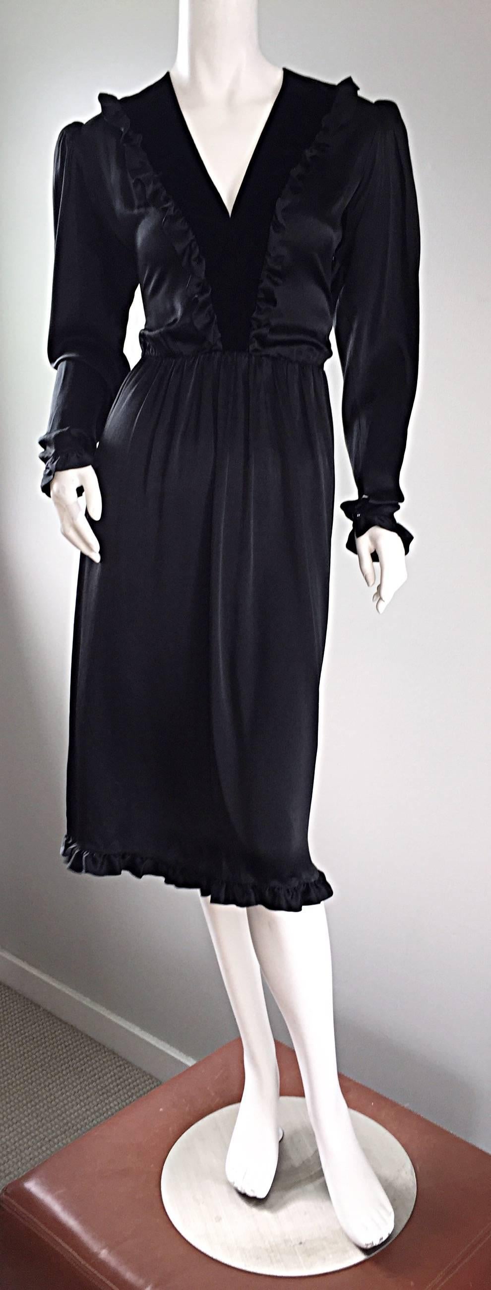 ¡Precioso y favorecedor vestido vintage de volantes de seda negra YVES SAINT LAURENT 'Rive Gauche'! Lujosa y suave seda 