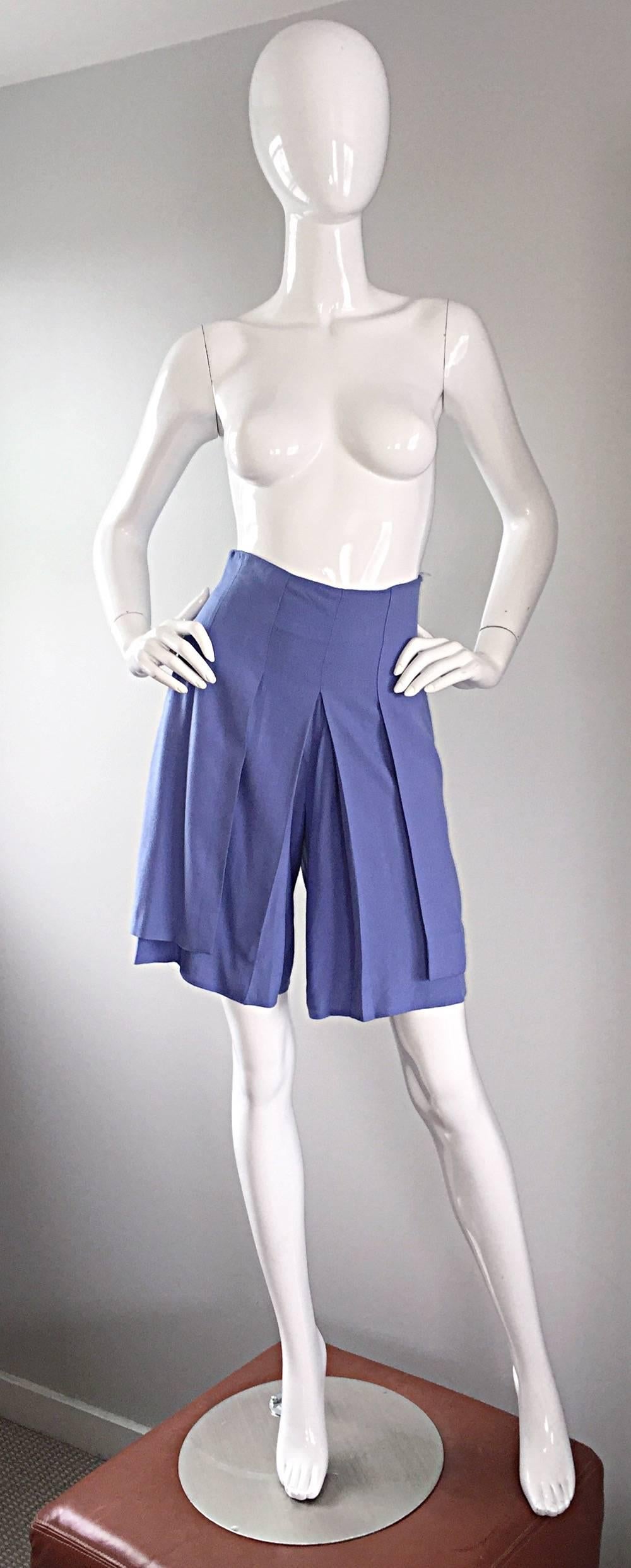 Vintage fin des années 80 EMANUELLE KHANH short taille haute bleu pervenche ! Taille haute flatteuse, avec détails plissés, qui pourrait passer pour une jupe. Poches à la taille sur le côté. Peut facilement s'habiller ou se déguiser. Il est parfait