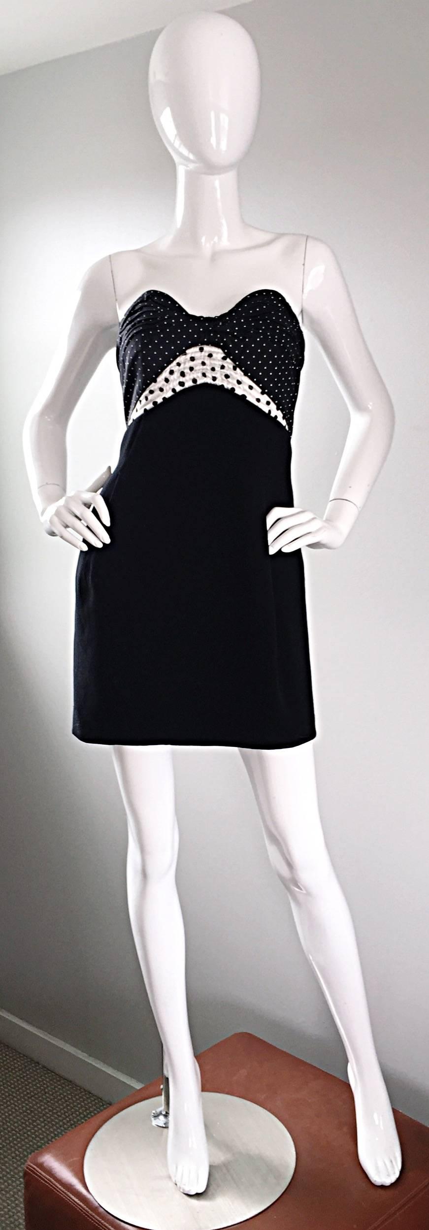 Exquisites trägerloses Kleid von GEOFFREY BEENE aus den frühen 90ern! Mit einem schwarz-weiß gepunkteten Mieder aus Seide und einem schmeichelhaften, leichten Rock aus schwarzer Wolle. Eine tadellose Konstruktion mit der großen Liebe zum Detail, für