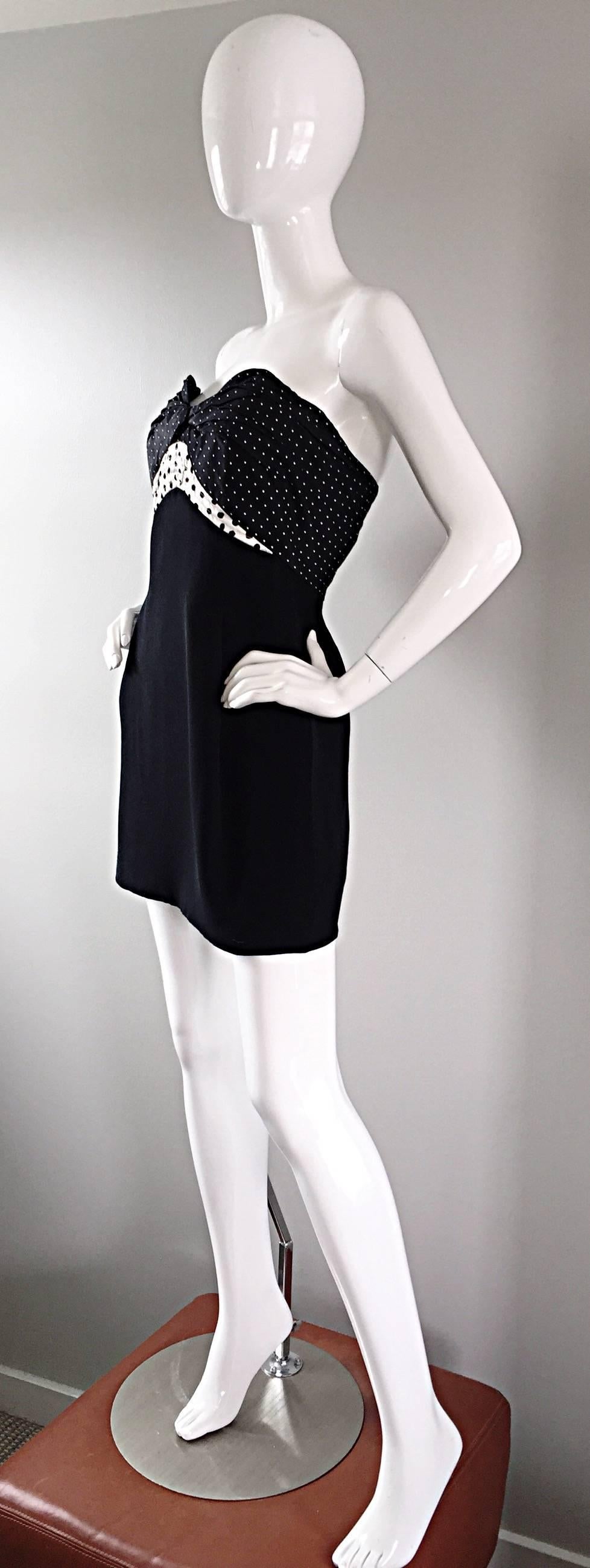 Vintage Geoffrey Beene 1990s Schwarz und Weiß Polka Dot Vintage trägerloses Kleid  Damen im Angebot