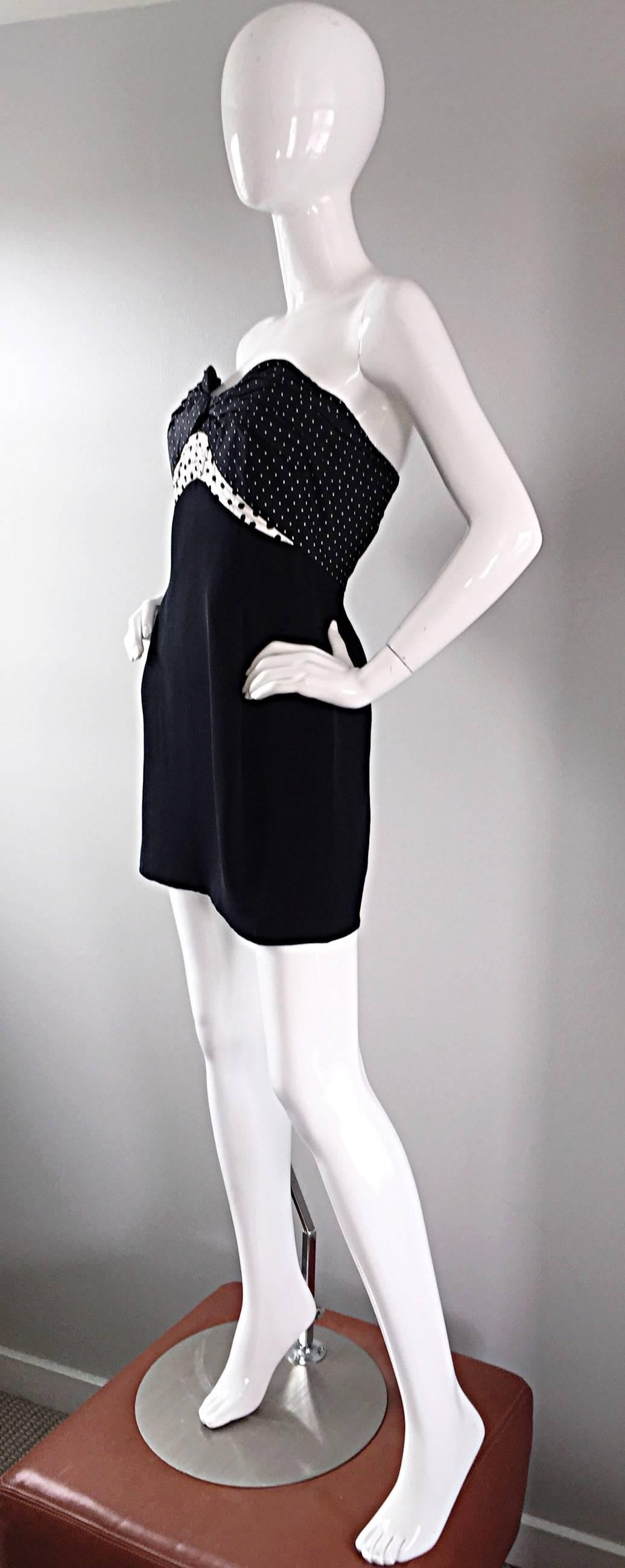 Vintage Geoffrey Beene 1990s Schwarz und Weiß Polka Dot Vintage trägerloses Kleid  im Angebot 3