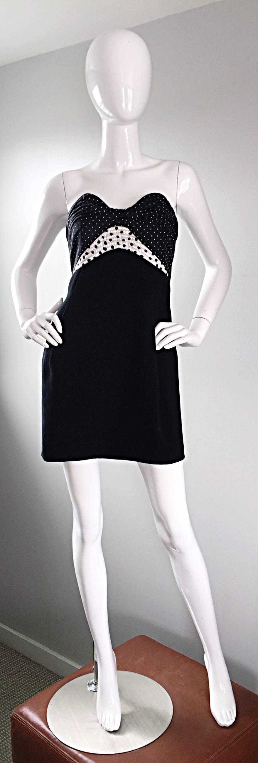 Vintage Geoffrey Beene 1990s Schwarz und Weiß Polka Dot Vintage trägerloses Kleid  im Angebot 4