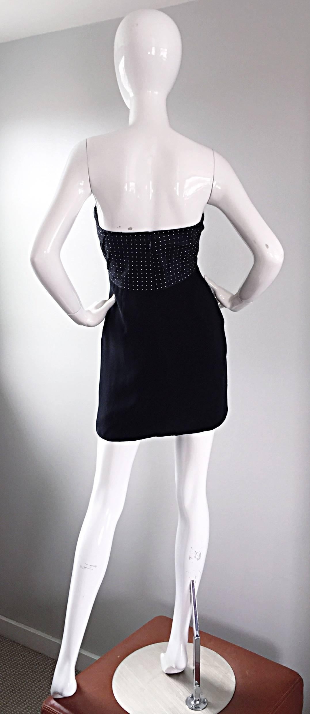 Vintage Geoffrey Beene 1990s Schwarz und Weiß Polka Dot Vintage trägerloses Kleid  im Angebot 2