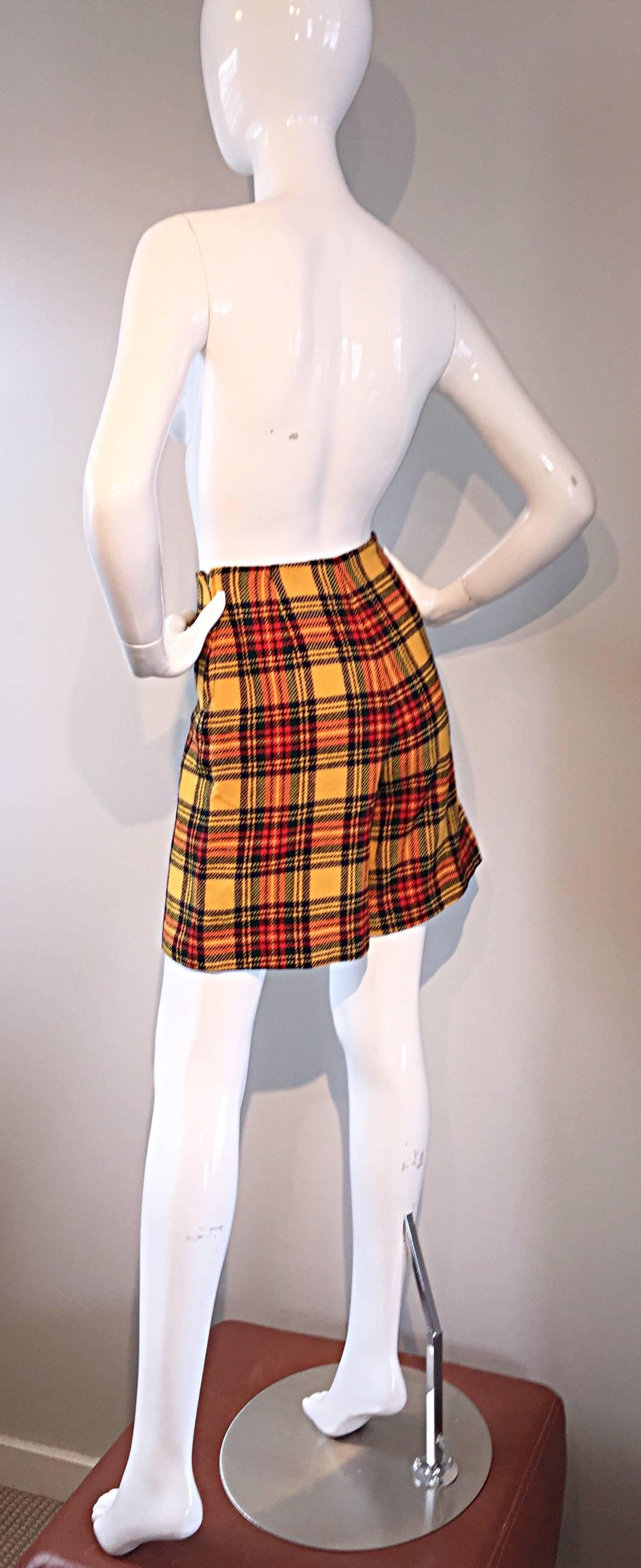 1960er Jahre High Waisted Gelb + Rot Tartan Plaid Vintage 60er Jahre Woll Shorts  Damen im Angebot