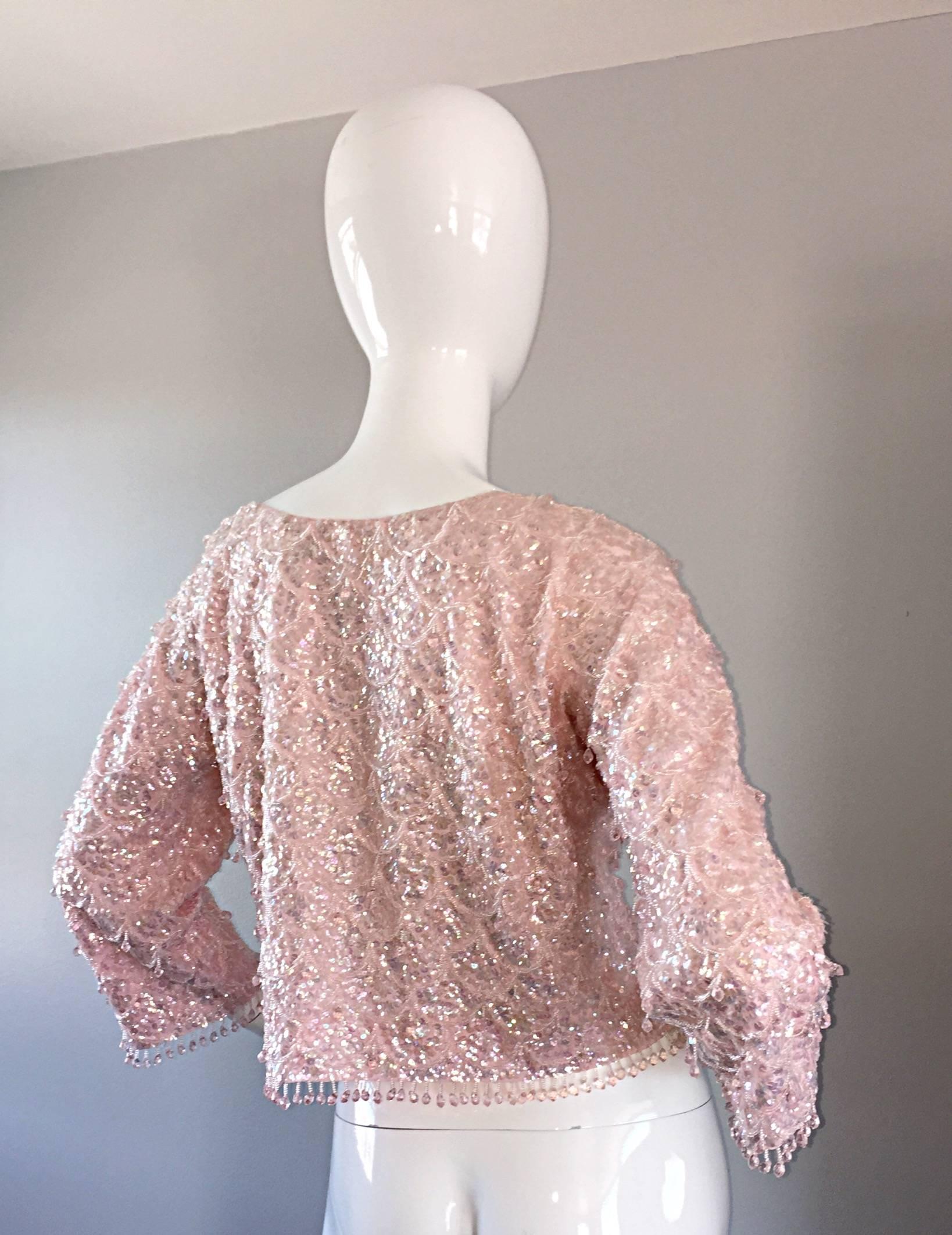 Magnifique cardigan en soie rose clair des années 1950 en perles de soie avec strass et paillettes en vente 1