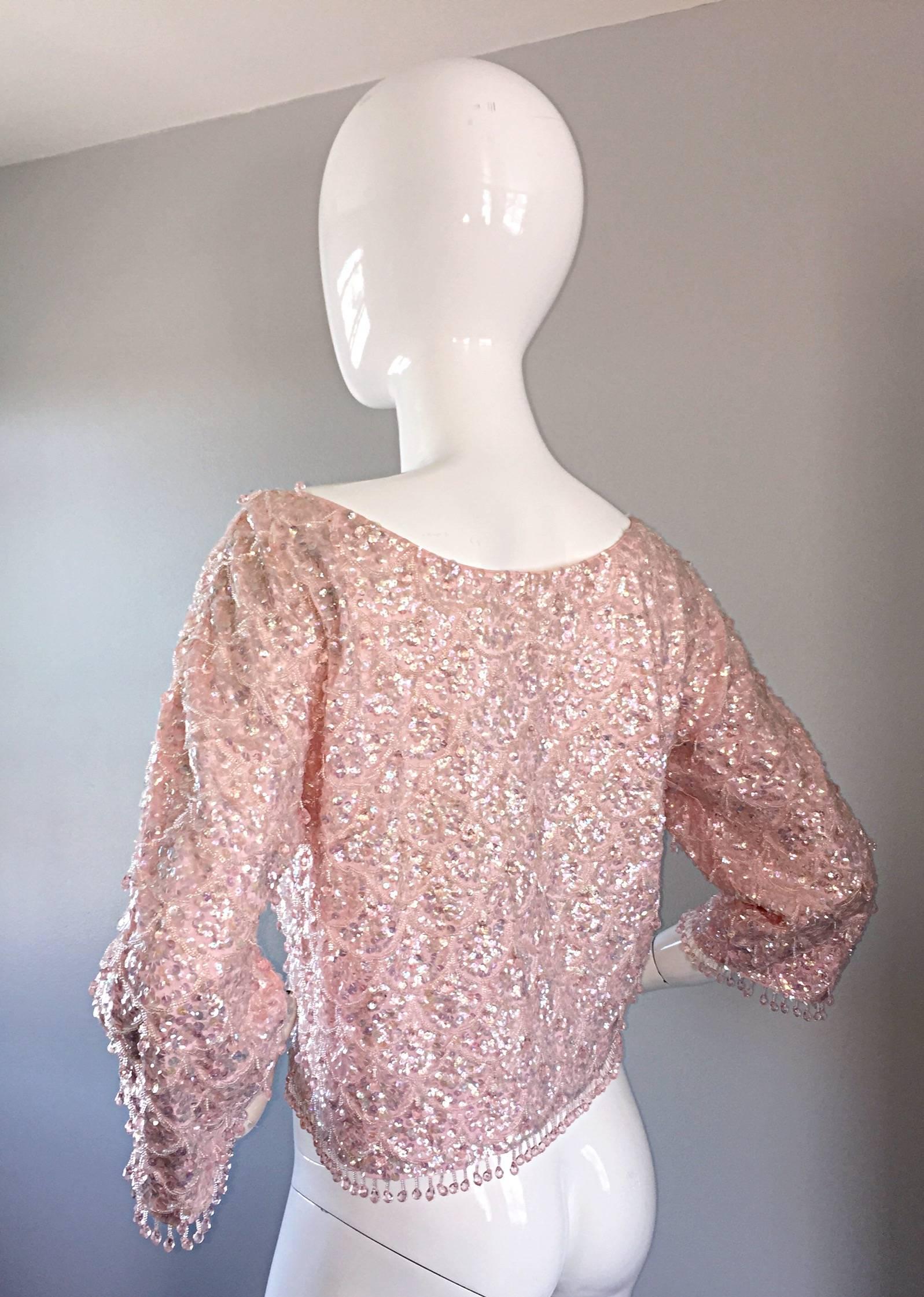 Magnifique cardigan en soie rose clair des années 1950 en perles de soie avec strass et paillettes en vente 4